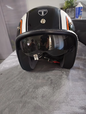 Helm ungetragen neu mit ganz leichten Lagerspuren  Bild 2