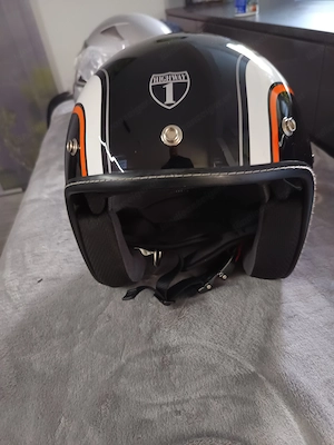 Helm ungetragen neu mit ganz leichten Lagerspuren 