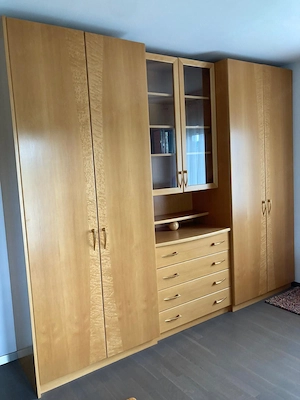 Kleiderschrank mit Vitrine und Laden, weiters eine Eckkommode und eine Beistellkommode, vom Tischler Bild 2