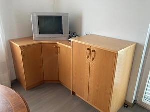Kleiderschrank mit Vitrine und Laden, weiters eine Eckkommode und eine Beistellkommode, vom Tischler Bild 3