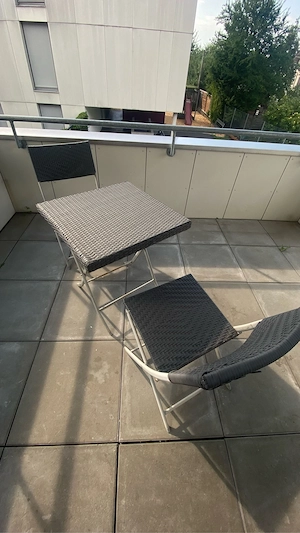 Gartentisch und 2 Stühle zu verschenken