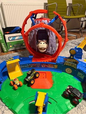 Hotwheels Volcano Rennbahn Bild 3