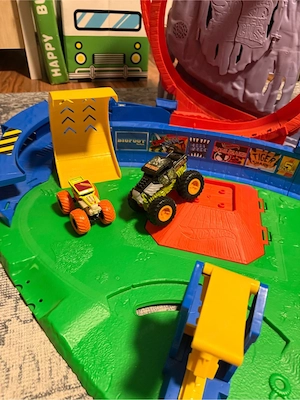 Hotwheels Volcano Rennbahn Bild 2