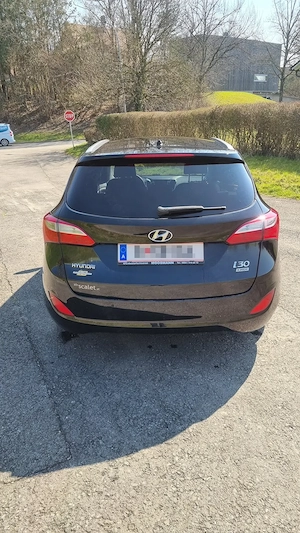 Gepflegter Hyundai i30 Kombi 1.6 CRDi | 1. Hand | DIESEL |Garagenwagen | Neue Klima | 8-fach bereift Bild 3