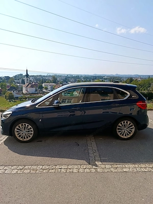 BMW 225xe iPerformance Active Tourer M Sport in Blau Metallic, Panoramadach, Harman und Kardon Bild 3