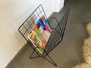 Schöner, moderner Zeitungsständer im Schwarzes Metallgitter Bild 3