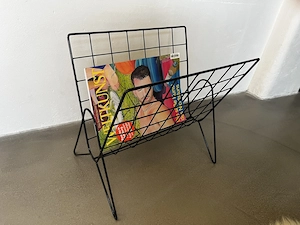 Schöner, moderner Zeitungsständer im Schwarzes Metallgitter Bild 2