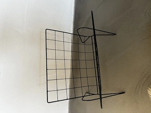 Schöner, moderner Zeitungsständer im Schwarzes Metallgitter Bild 4