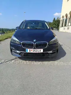 BMW 225xe iPerformance Active Tourer M Sport in Blau Metallic, Panoramadach, Harman und Kardon Bild 2
