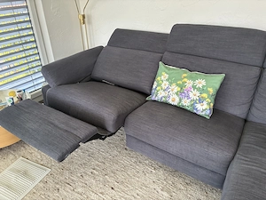 Stoff- Couch, eine Seite elektrisch ausfahrbar , mit USB Kabelanschluss  Bild 2