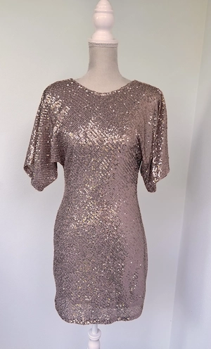 Palliettenkleid beige rose mit Wasserfallausschnitt am Rücken