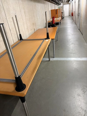 Büro- und Arbeitstische aus roter Buche