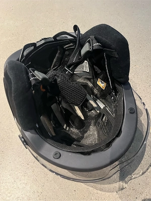 ABUS Fahrradhelm mit Visier   Schwarz Bild 3