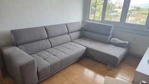 Couch mit verstellbaren Rückenpolster
