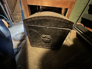 Alte Holztruhe mit Eisenbeschlägen