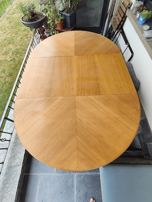 Runder, ausziehbarer Esstisch aus Holz Bild 2