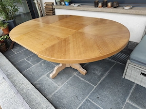 Runder, ausziehbarer Esstisch aus Holz Bild 6