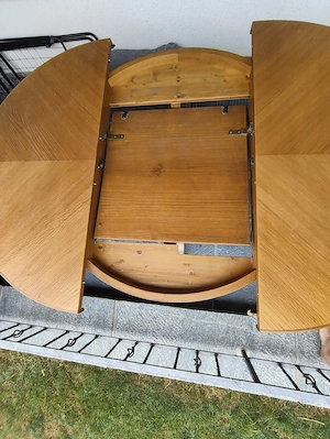 Runder, ausziehbarer Esstisch aus Holz Bild 3