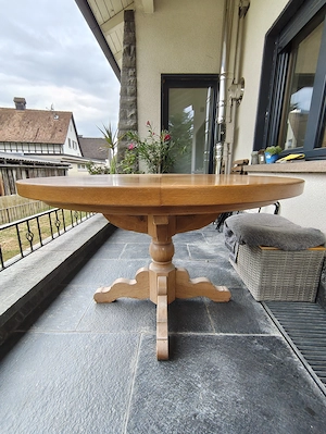 Runder, ausziehbarer Esstisch aus Holz Bild 4