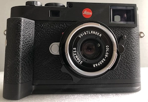 Leica M11 Schwarz mit Leica-Handgriff