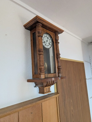 Wanduhr aus Holz