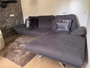 Sofa neuwertig mit Alcantara Stoff und verstellbaren Rückenlehnen Bild 2