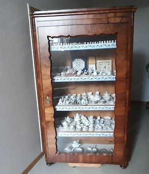 NussHolzschrank alt