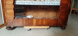 NussHolzschrank alt Bild 3