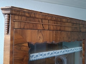 Nussholzschrank  Bild 2