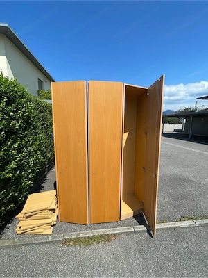 Großer abschließbarer Holzschrank mit 15 Fächern  zu verschenken Bild 2