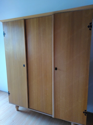 Kleiderschrank Bild 4