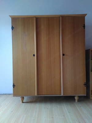 Kleiderschrank Bild 3