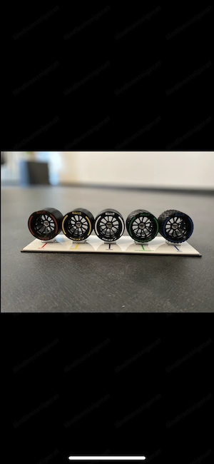 Pirelli Formel 1 Reifensatz Modell Bild 2