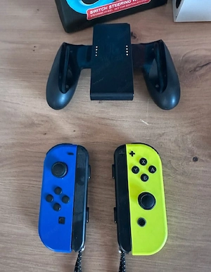 Nintendo Switch OLED Modell mit 2Pro ControllersSpielen & Zubehör Bild 2