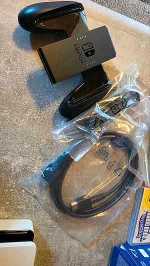 Nintendo Switch OLED mit drei Mario Spielen und Zubehör Bild 5
