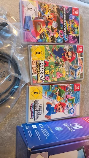 Nintendo Switch OLED mit drei Mario Spielen und Zubehör Bild 2