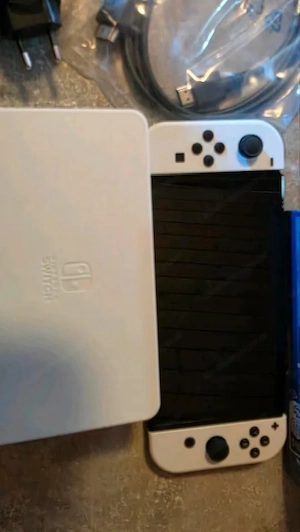 Nintendo Switch OLED mit drei Mario Spielen und Zubehör Bild 4