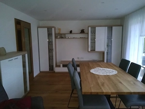 Holztisch mit Stühlen 