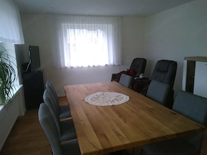 Holztisch mit Stühlen  Bild 2