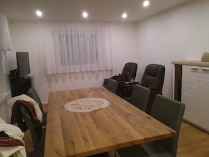 Holztisch mit Stühlen  Bild 5