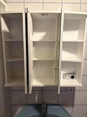 Spiegelschrank weiß, dreiteilig Bild 2