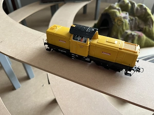 Modelleisenbahn Trassenset Theisensee H0 mit Schienen und Lokomotive Bild 4