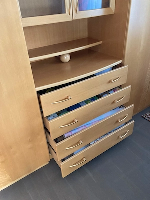 Kleiderschrank mit Vitrine und Laden, weiters eine Eckkommode und eine Beistellkommode, vom Tischler Bild 7