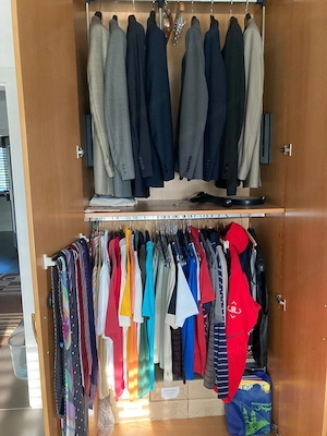 Kleiderschrank mit Vitrine und Laden, weiters eine Eckkommode und eine Beistellkommode, vom Tischler Bild 5