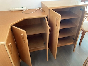 Kleiderschrank mit Vitrine und Laden, weiters eine Eckkommode und eine Beistellkommode, vom Tischler Bild 6