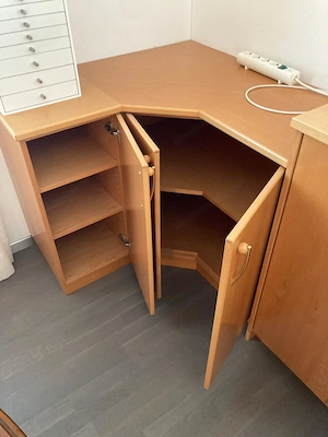 Kleiderschrank mit Vitrine und Laden, weiters eine Eckkommode und eine Beistellkommode, vom Tischler Bild 4