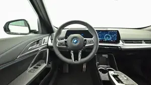 BMW iX1 xDrive30 M Sportpaket // Head-Up // DAB-Tuner Bild 11