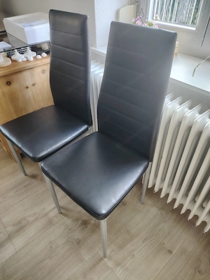 2 schwarze Stühle Bild 2