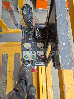 Haulotte Compact 10 Elektro Scherenarbeitsbühne Arbeitsbühne Bild 6