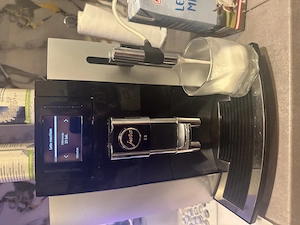 JURA E8 (EB) Kaffeevollautomat (schwarz lackiert, Professional Aroma Grinder, 15 bar, Milchschlauch) Bild 4